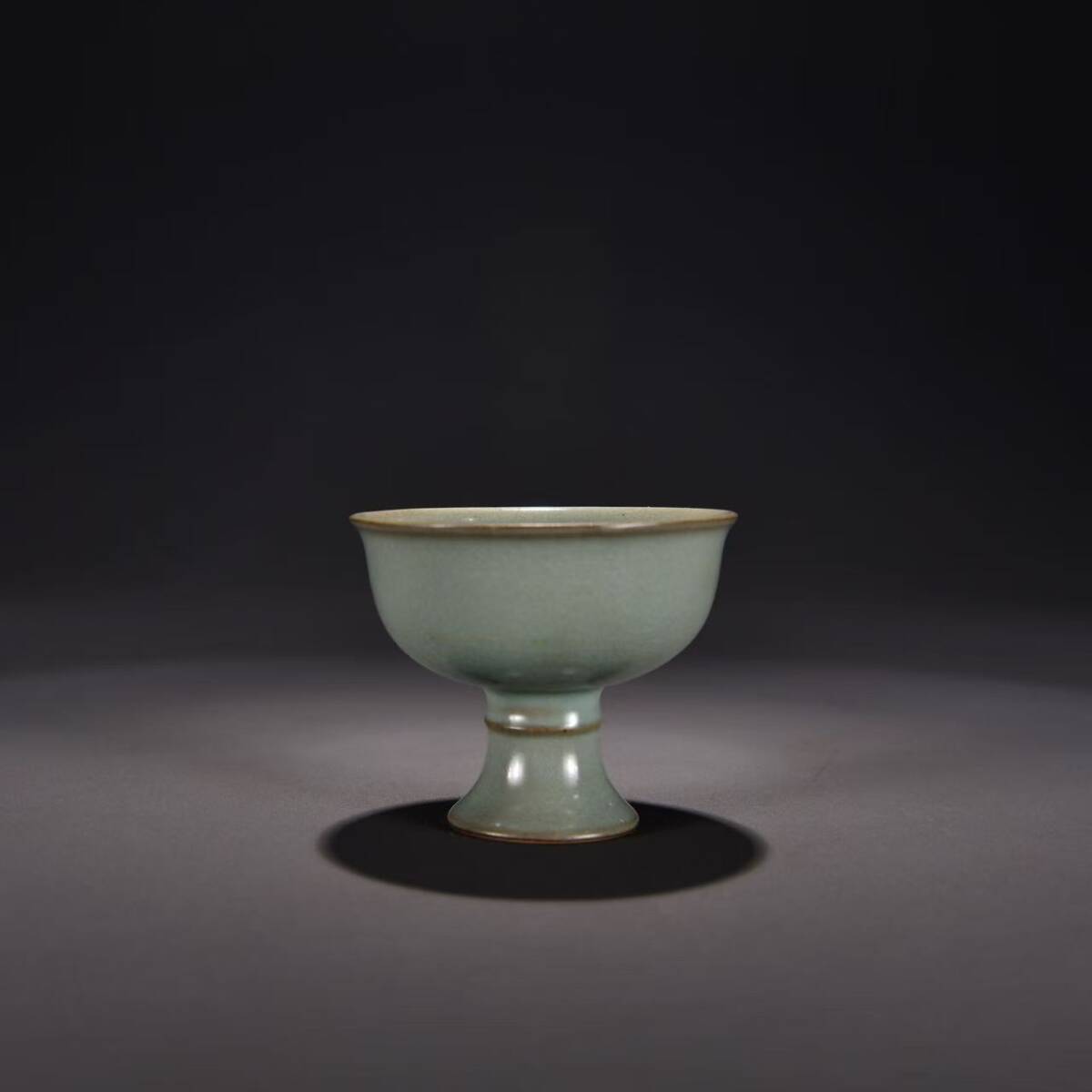 【中古文化*宋汝窯天青釉細氷裂紋高足杯 細密開片 酒器茶盃 宋代宮廷御用青磁 五大名窯 茶酒兼用 古磁器 古陶磁 収蔵置物】