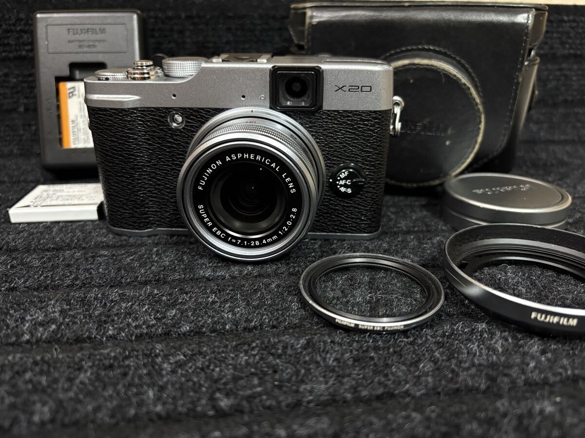 FUJIFILM X20 コンパクトデジタルミラーレスカメラ 富士フィルム　シルバー