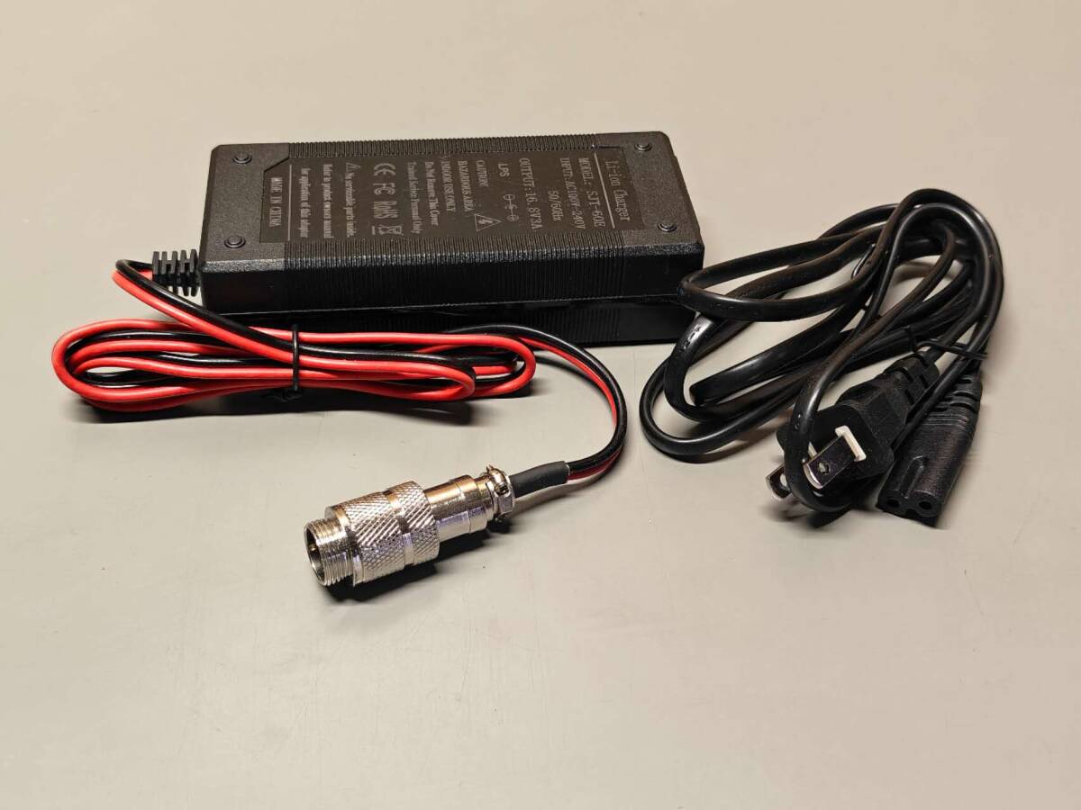 ★ ダイワ ★ バッテリー用充電器 SJT-60E 16.8V 3A USED 未使用動作品 ★