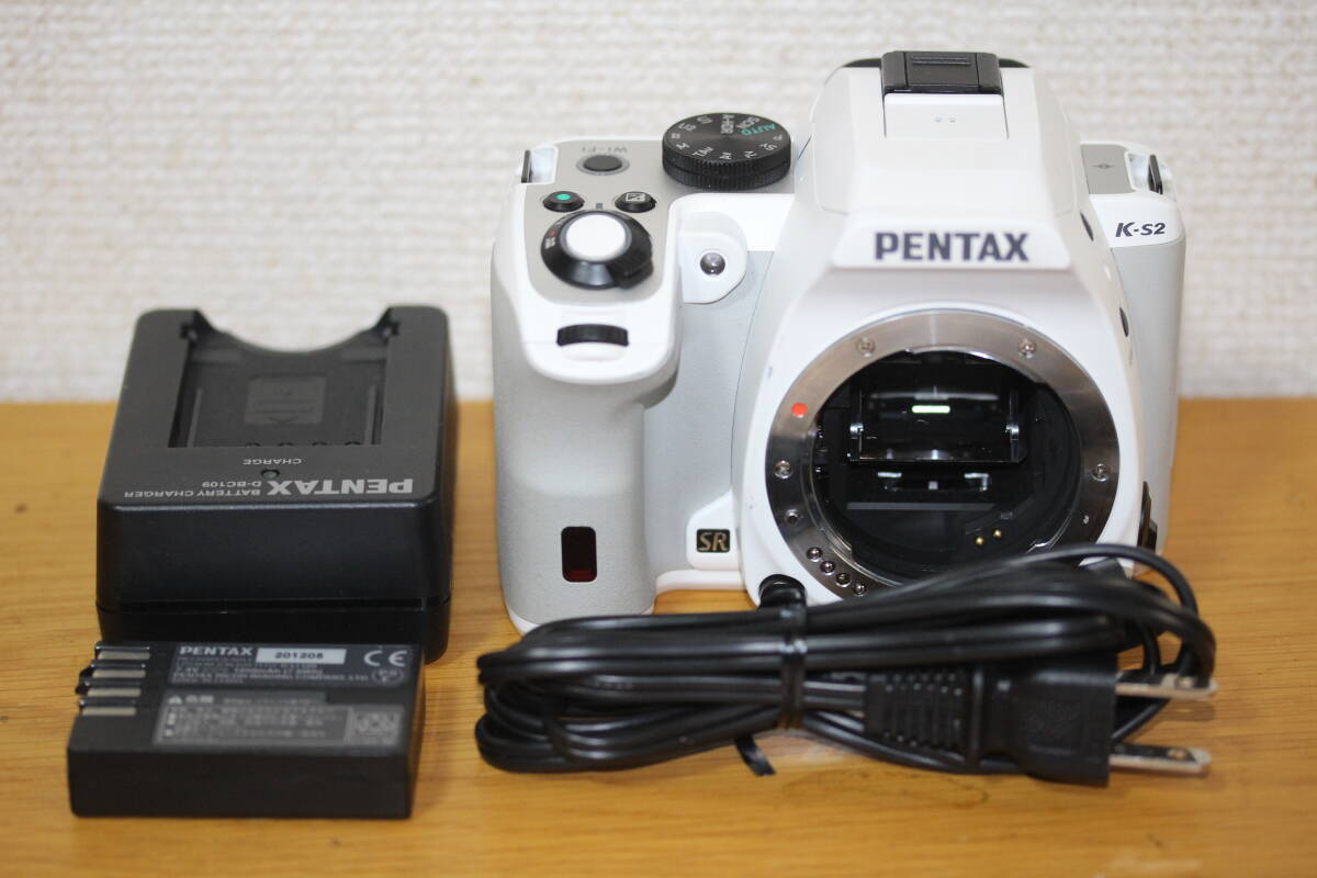 ペンタックス k-s2 ボディ ホワイト ショット数 6384 シャッター回数 6384 pentax k-s2 body shutter count 6384 white
