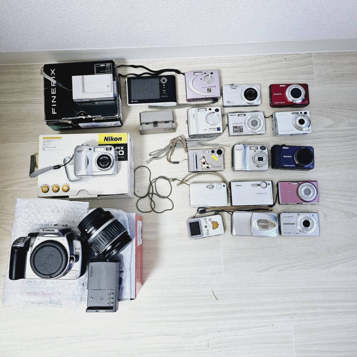 コンパクトデジタルカメラ デジカメ サイバーショット　クールピクス　エクシリム　finePix EosKiss Fe キャノン　ニコン　ソニー　等