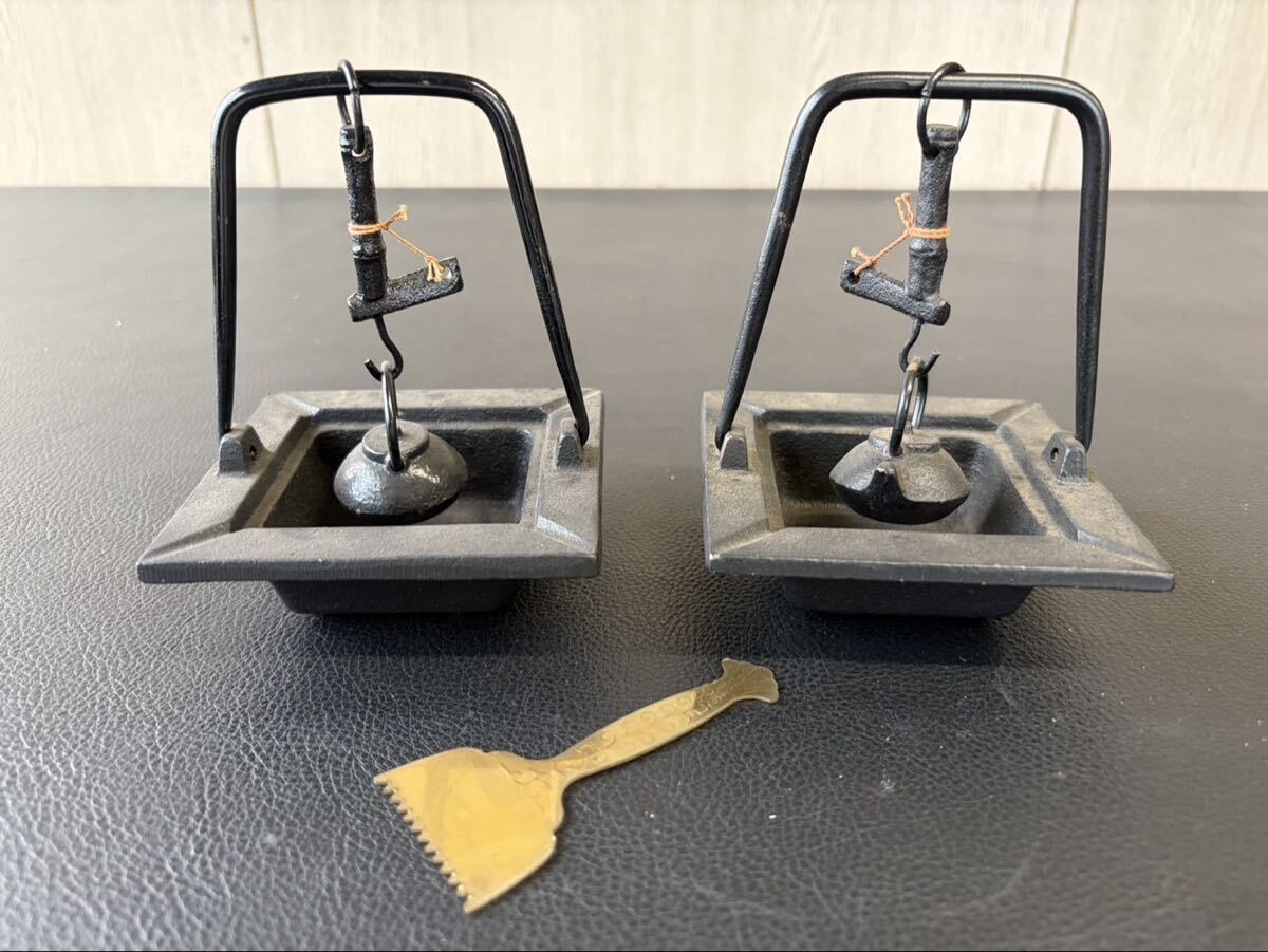 中古品☆ 南部鉄器 囲炉裏 自在鉤付灰皿 灰ならし付 鉄製 ミニチュア いろり 煙草盆 古民家 昭和レトロ 工芸品 置物 インテリア