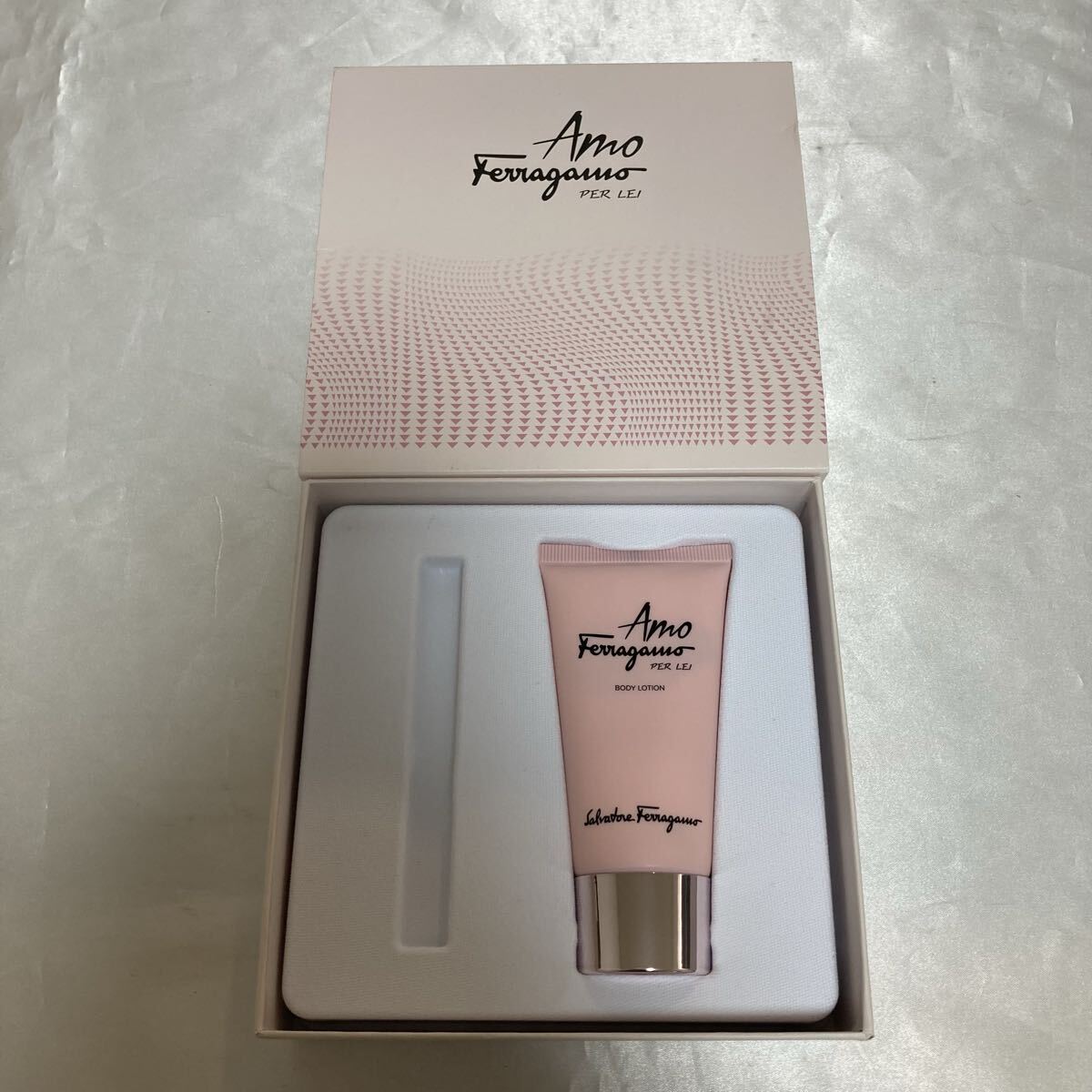 【Salvatore Ferragamo】サルヴァトーレ フェラガモ アモ フェラガモ パー レイ ボディーローション 50ml