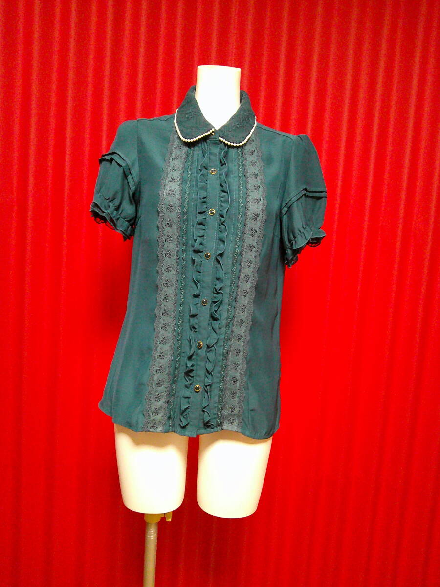 430　axes femme アクシーズ♪　襟元パール付き可愛いブラウス♪　Ｍ
