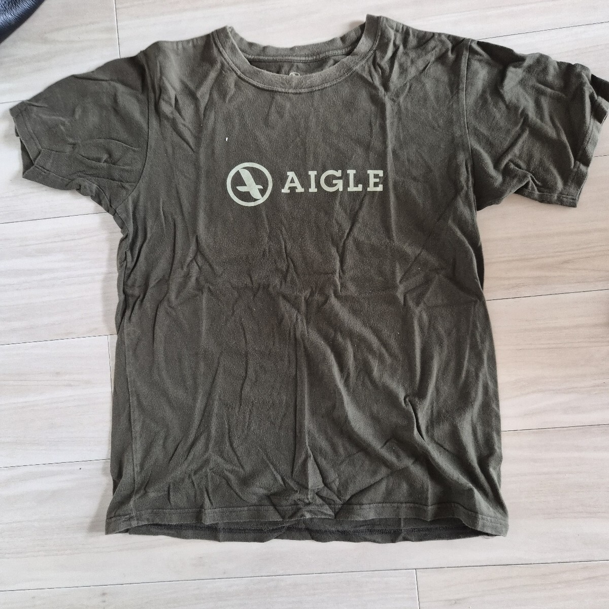 AIGLE エーグル 半袖Tシャツ カーキ ロゴプリント メンズ S　　日本製