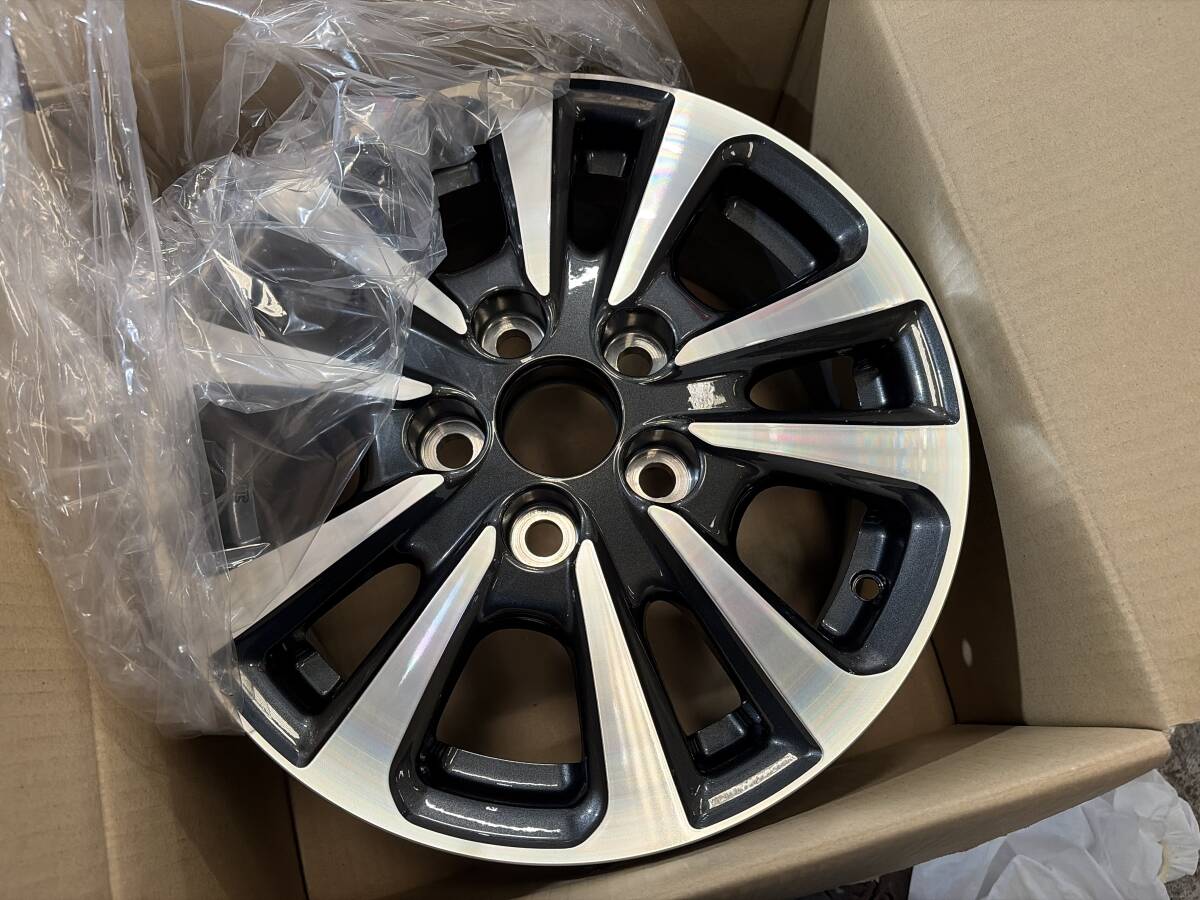 未使用品　1本　エスクァイア ZRR80G 後期 純正　15インチ 6J PCD114.3 ハブ径60 +50 42611-28A80 送料着払い