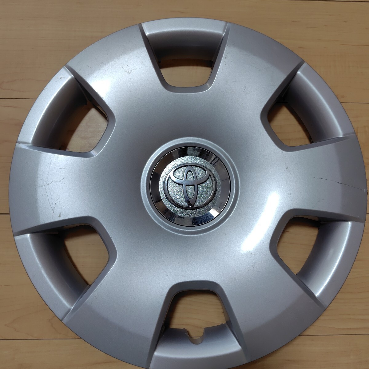 トヨタ200系ハイエース純正ホイールカバーC