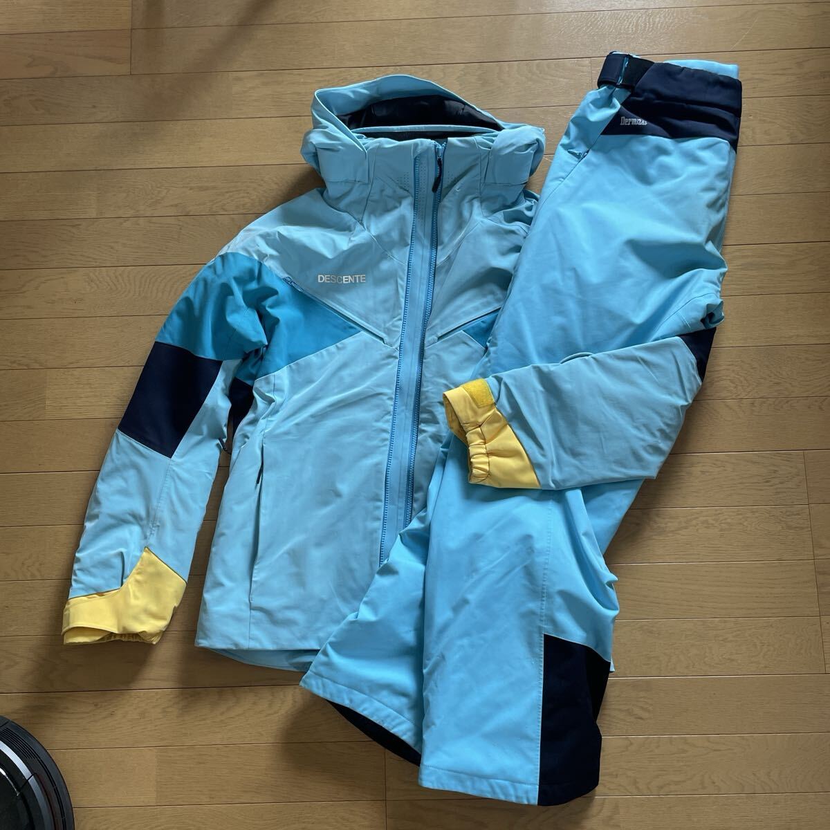 お値引き交渉歓迎　デサントDESCENTEスキーウェア上下セット　デモチーム　中古サイズO