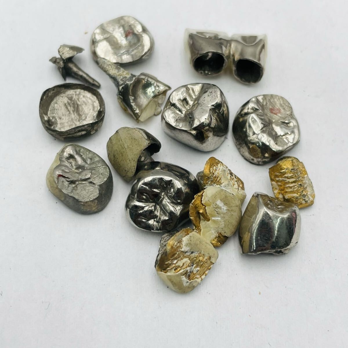 1円スタート 歯科廃業品 歯科金属 銀歯 金パラ 総重量約23.35g 撤去冠 パラジウム UI0607ふ