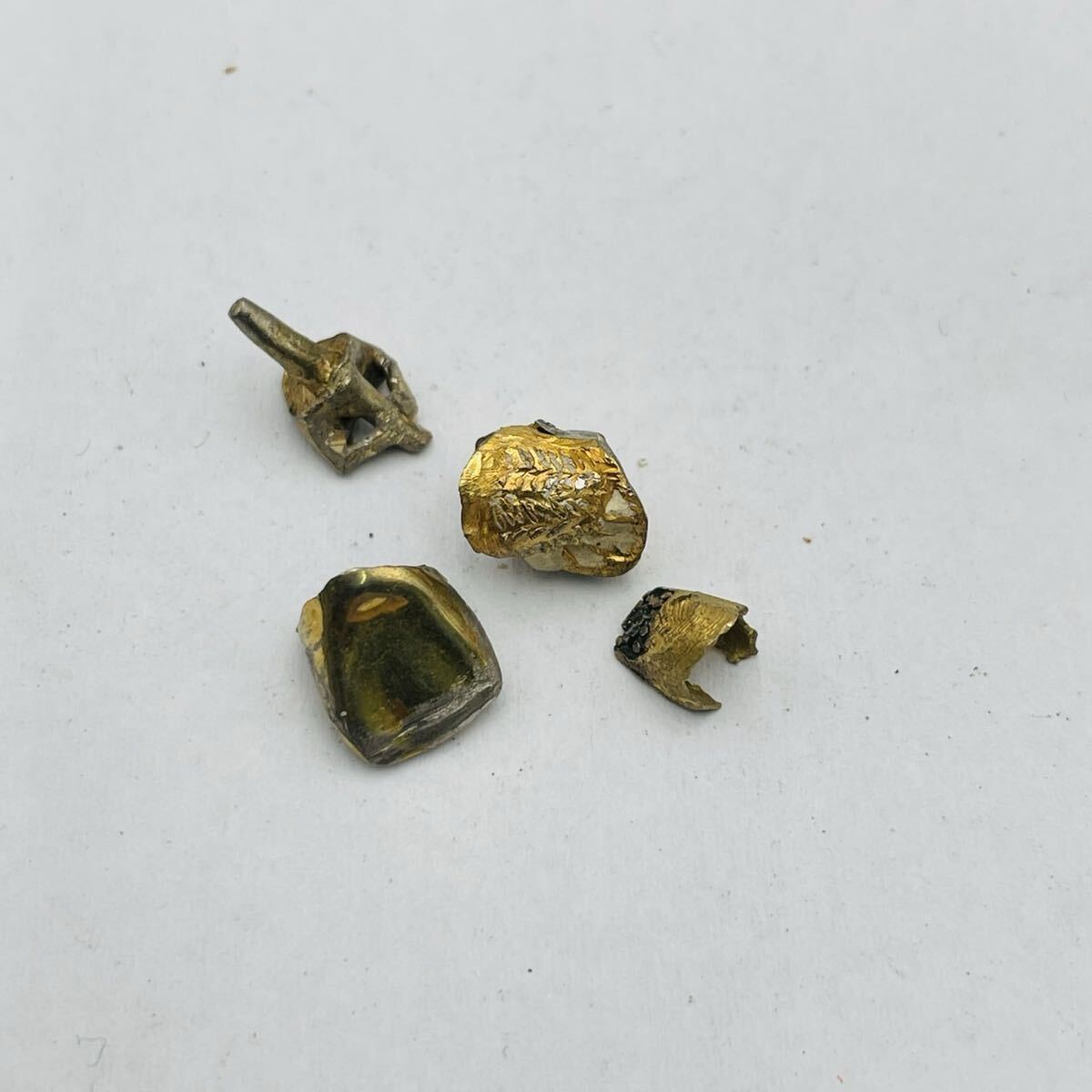 1円スタート 歯科廃業品 歯科金属 金歯 まとめ 総重量約2.95g 撤去冠 被せ物 未検査 UI0607へ