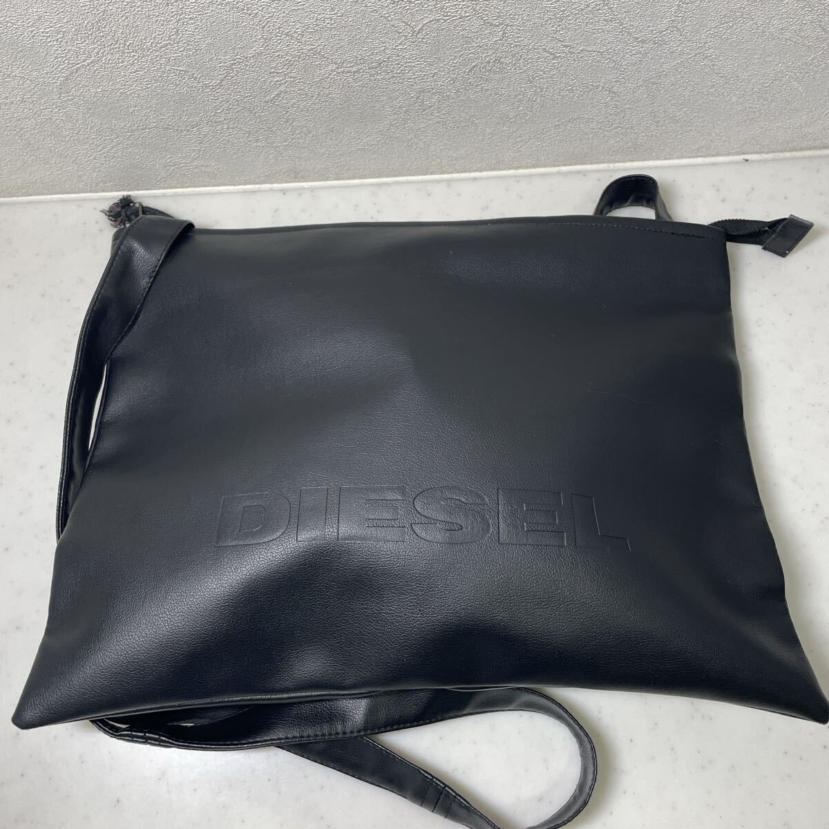 DIESEL ディーゼル ショルダーバッグ ブラック ロゴ型押し クラッチバッグ 黒