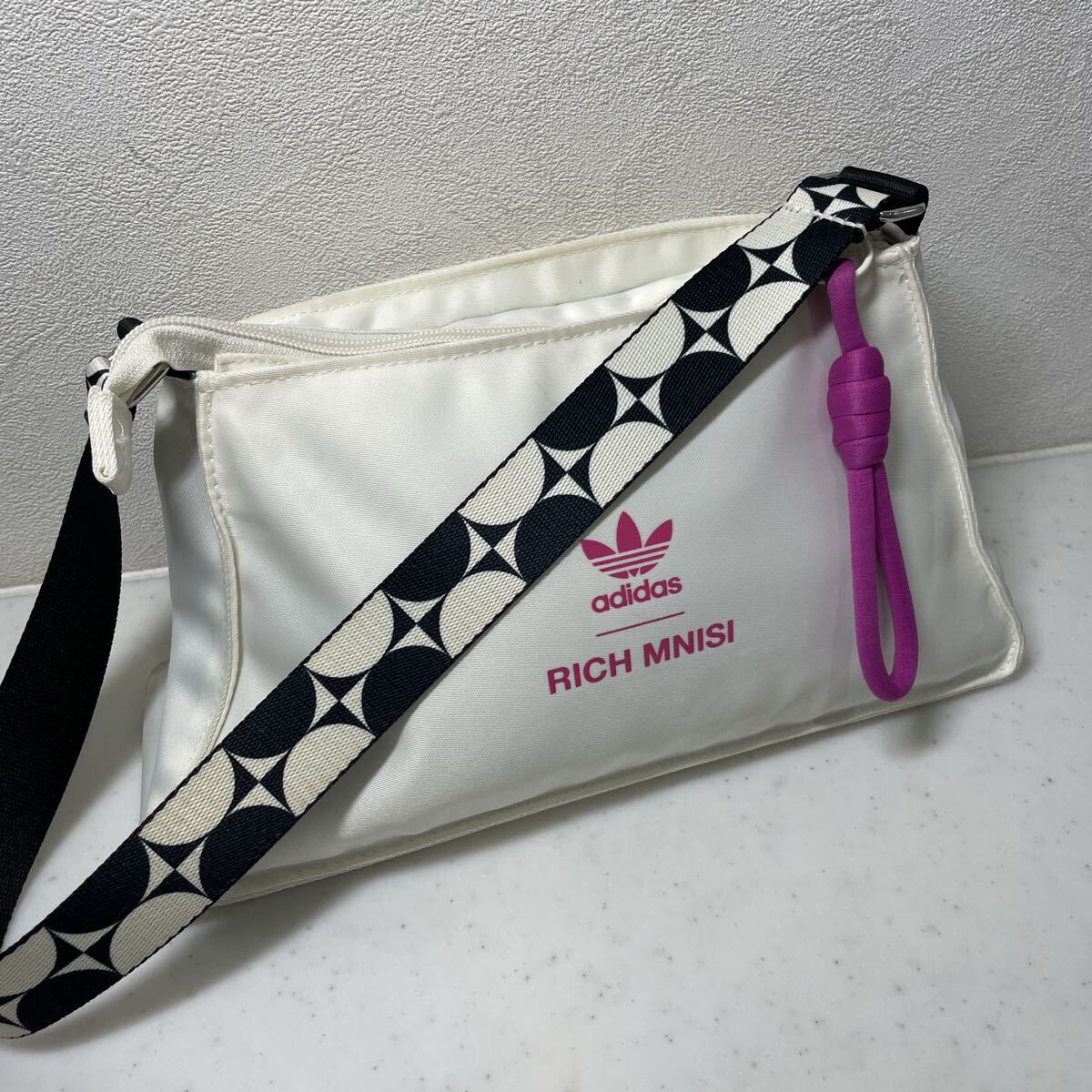 adidas RICH MNISI コラボ ショルダーバッグ ホワイト アディダス ロゴ