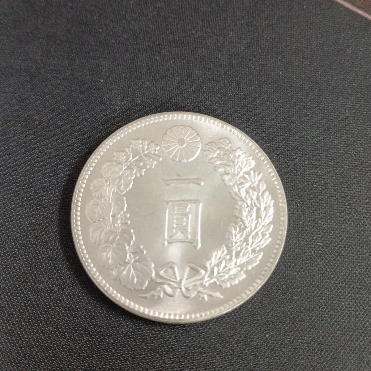 美品 明治14年 一圓銀貨 一円銀貨 菊紋 銀貨 古銭 コレクション