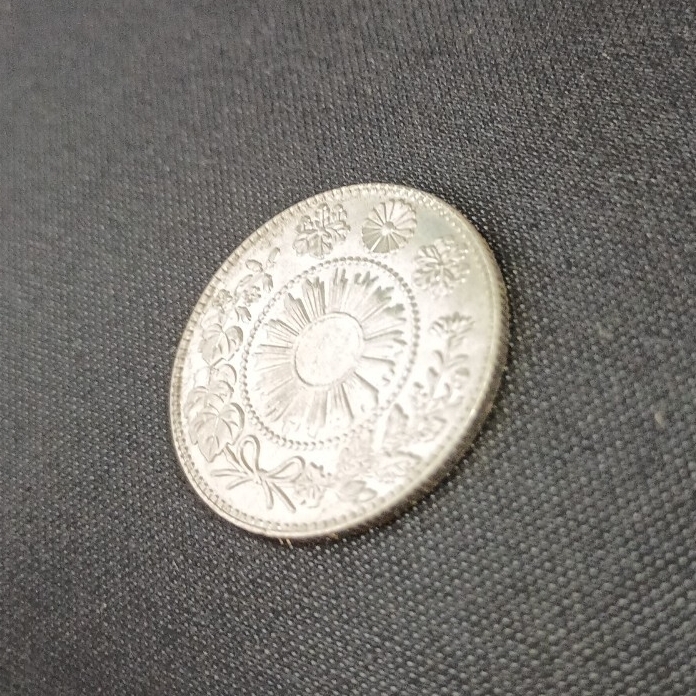 美品 旭日竜二十銭銀貨 旭日 菊御紋 近代貨幣 竜20銭銀貨 明治4年 磁性無し