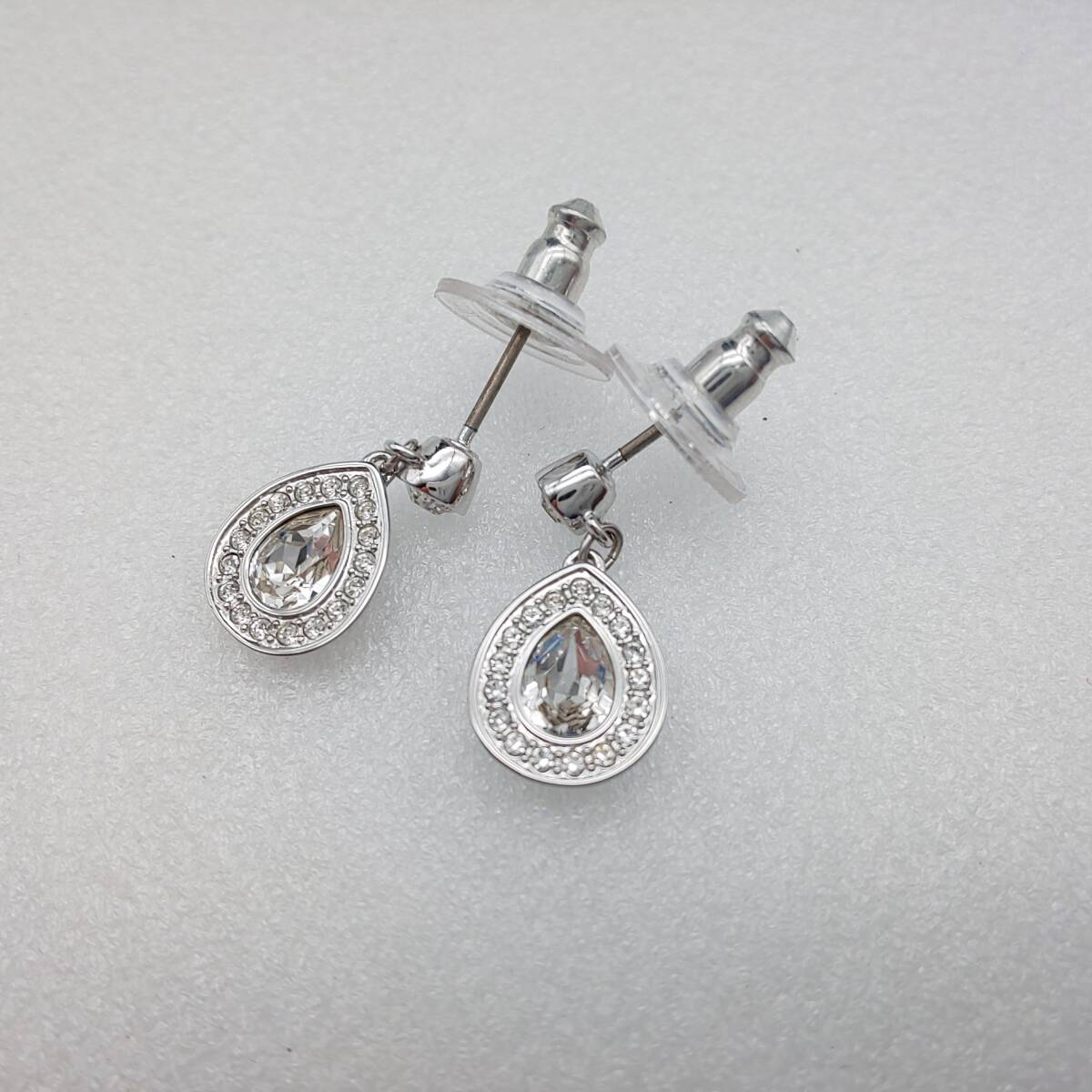 SWAROVSKI スワロフスキー クリスタル ティアドロップ型 ピアス ヴィンテージ シルバー色 アクセサリー 宝飾品