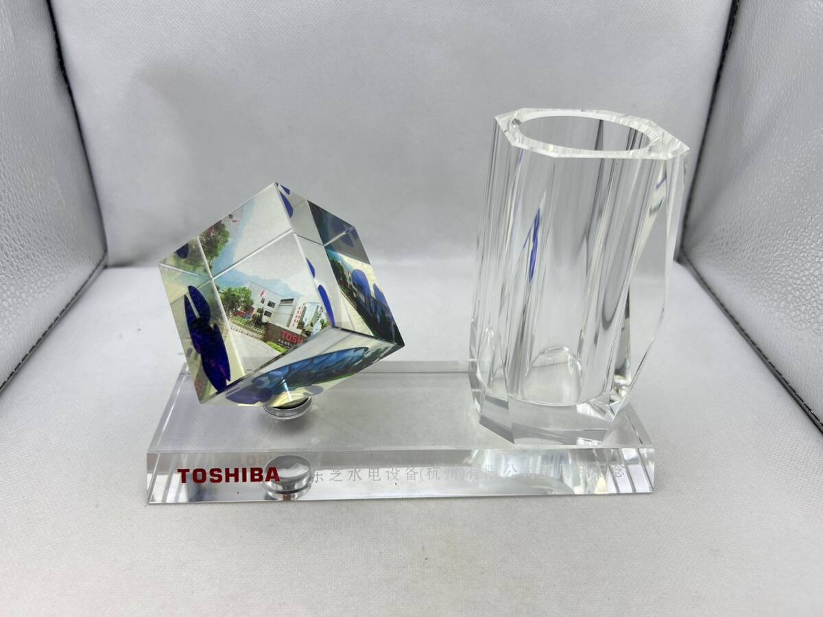 Y3214★1円～ TOSHIBA 東芝 記念品 クリスタル 五周年記念品 インテリア小物 オブジェ置物 箱付 中国 詳細不明 長期保管品 花瓶 ペン立て