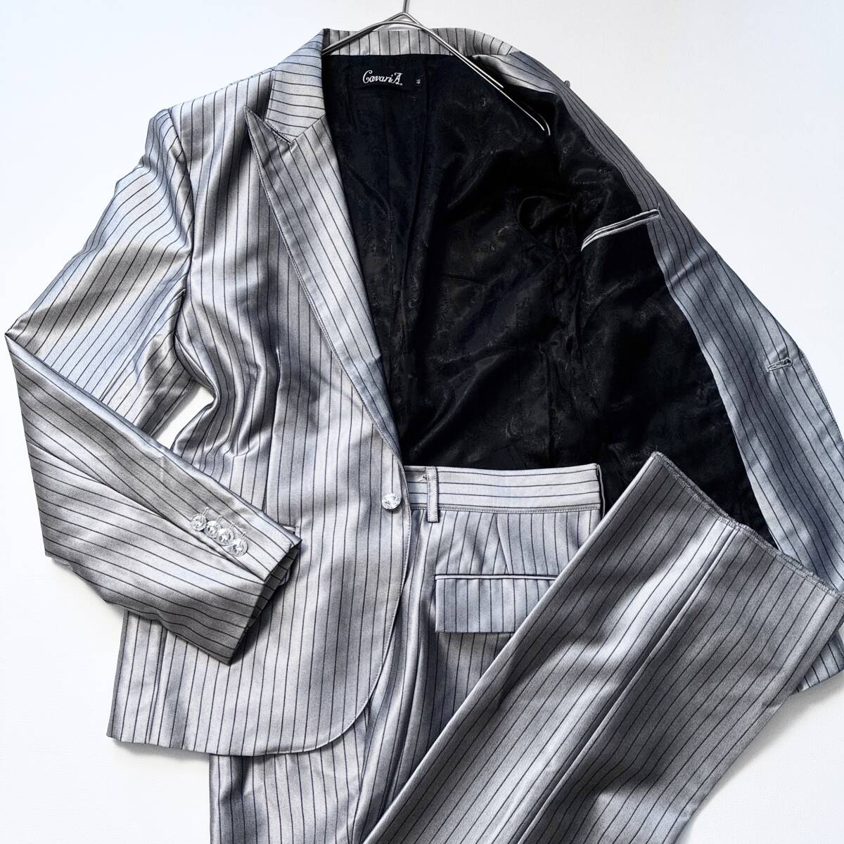 【極美品/y2k】CavariA キャバリア メンズスーツ セットアップ 46 シルバー 光沢 ストライプ 裏地ペイズリー フォーマル ジュエルボタン