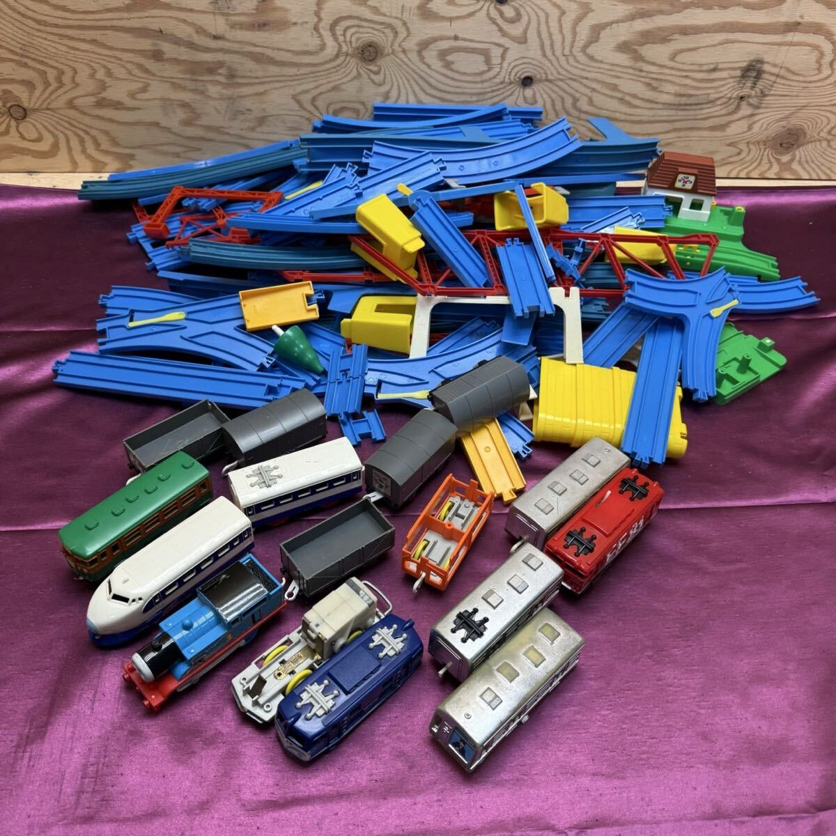 R81644 希少品 初期 ? 前スイッチ プラレール まとめて レール 電車 新幹線 トーマス おもちゃ 玩具 0系　EF66 165系 湘南色 