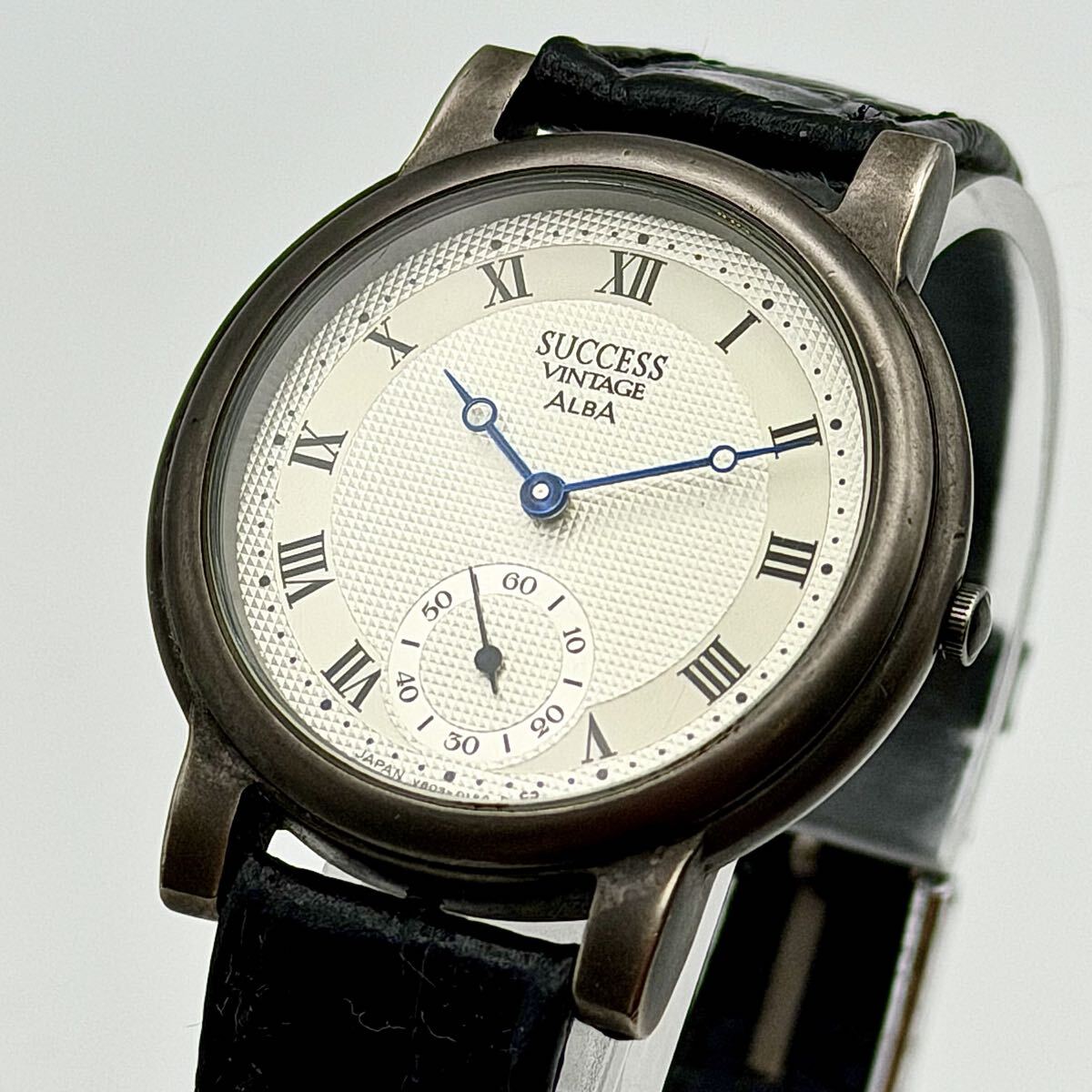 稼動 超希少 デッドストック SEIKO セイコー ALBA アルバ サクセスヴィンテージ スモセコ V803-012 青針 ギョーシェ ローマ字文字盤 腕時計