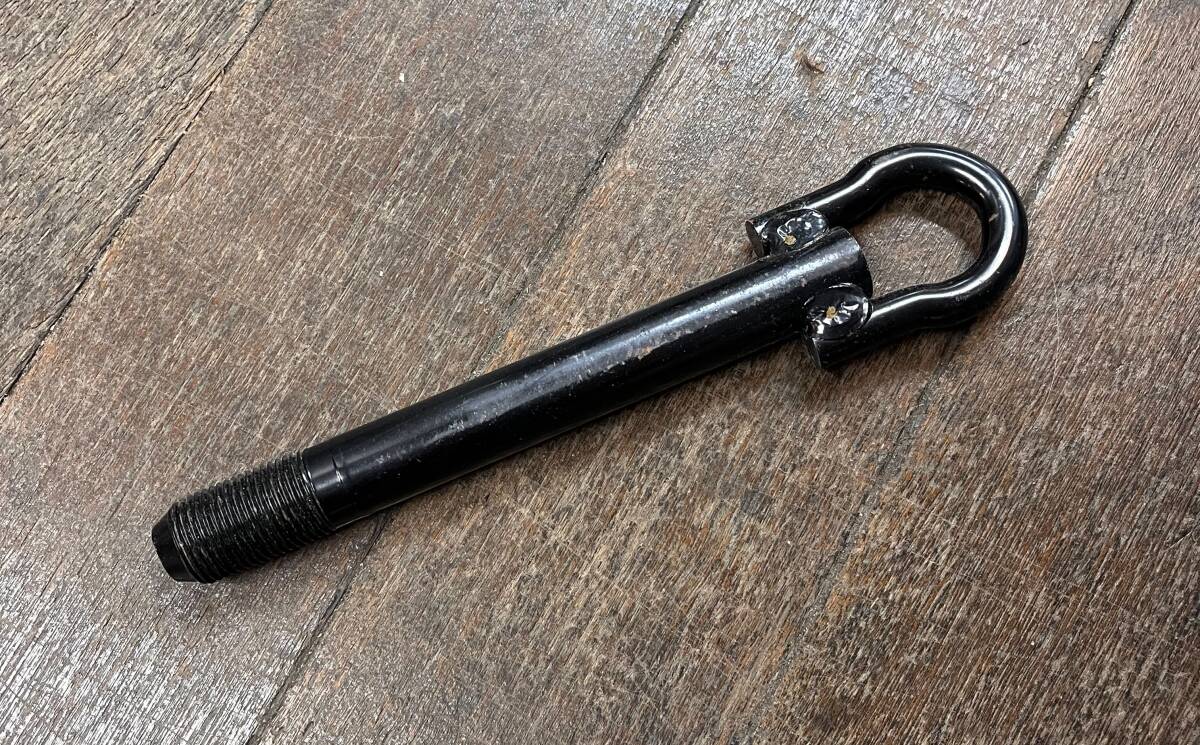60*2F★牽引フック ネジ径約22mm 全長約24cm 車種不明 トヨタ? 日産? スバル?
