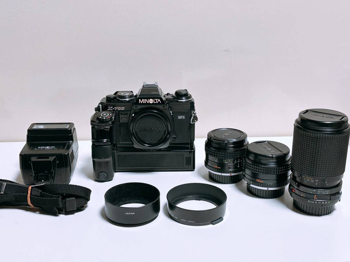 動作確認済 Minolta X-700 ミノルタ 28mm 50mm 35-135mm レンズ3本セット グリップ フラッシュ付 アクセサリー多数 一眼レフフィルムカメラ