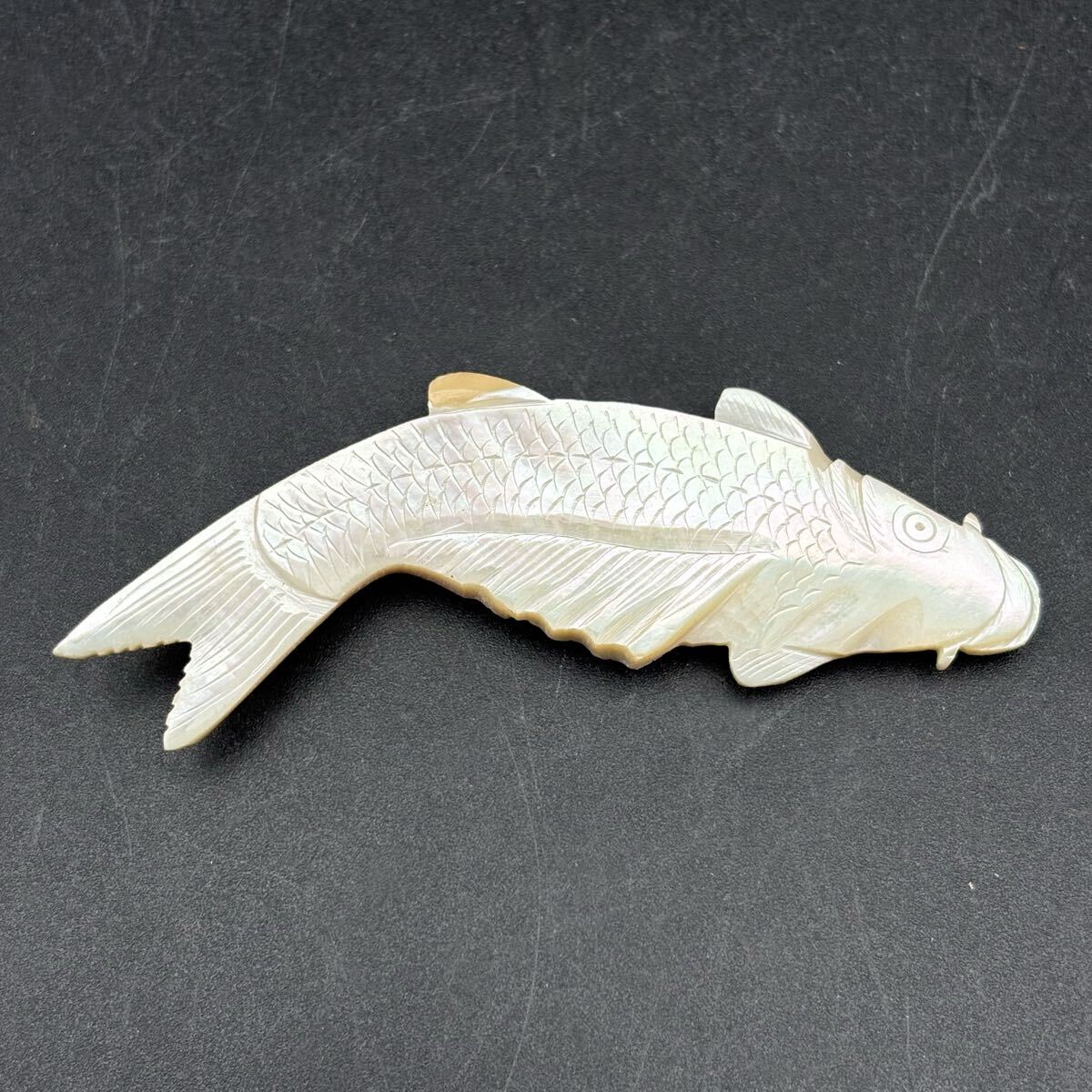 F05-23 白蝶貝 鯉 帯留め 和装小物 マザーオブパール アンティーク シェル 魚 骨董品 彫刻 コイ 光沢 ホワイト ヴィンテージ 鱗 ウロコ