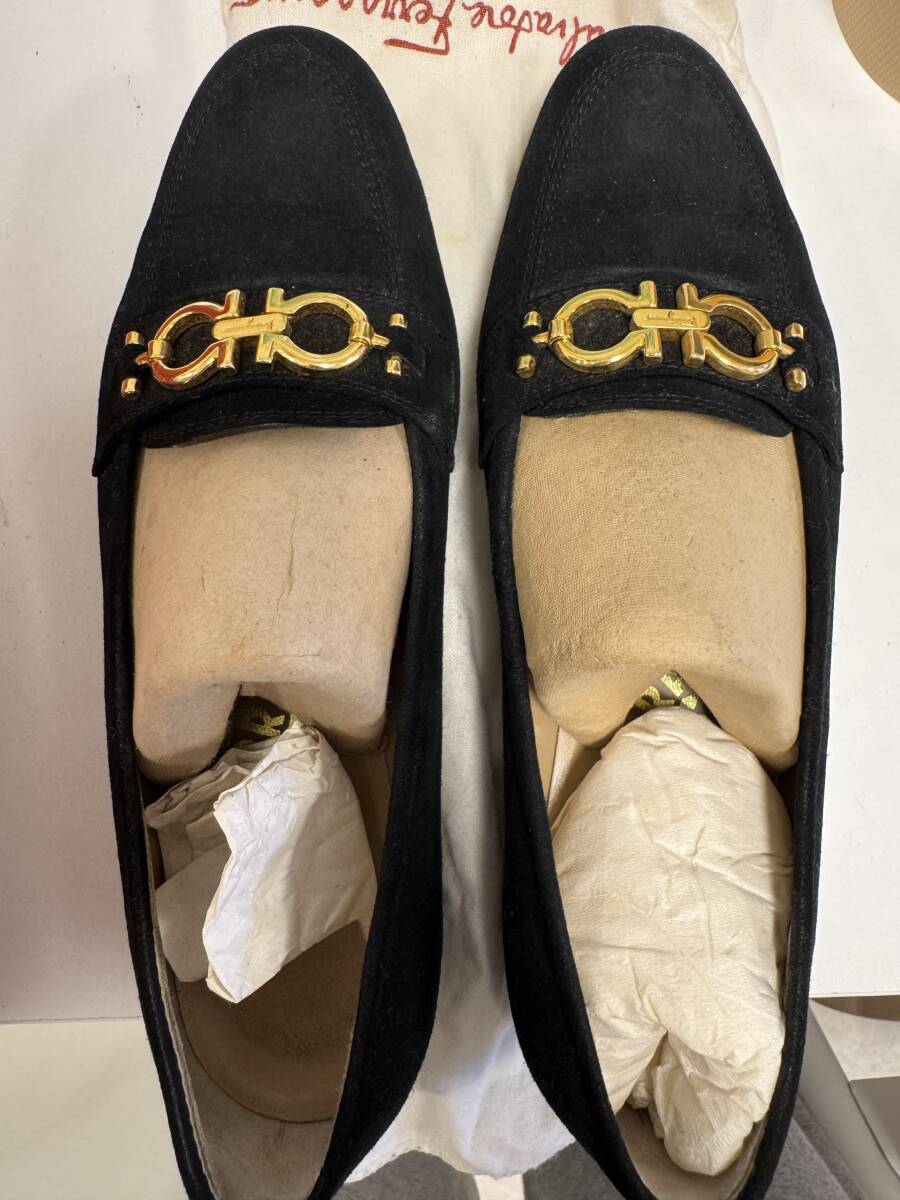 Salvatore Ferragamo ブラックスエードローファーゴールドガンチーニ金具　
