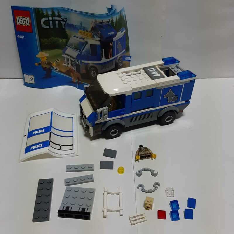 パーツ未確認 ジャンク LEGO CITY レゴ シティ 警察 ポリス 警察犬 輸送車 タイヤ パーツ 部品 白 青 犬 動物