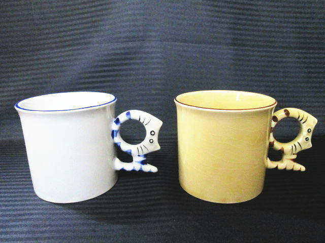【ハンドル(取手)が猫の形でカワイイ　コーヒーカップ 色違い 2個セット】ねこ/ネコ/マグカップ/食器/陶磁器