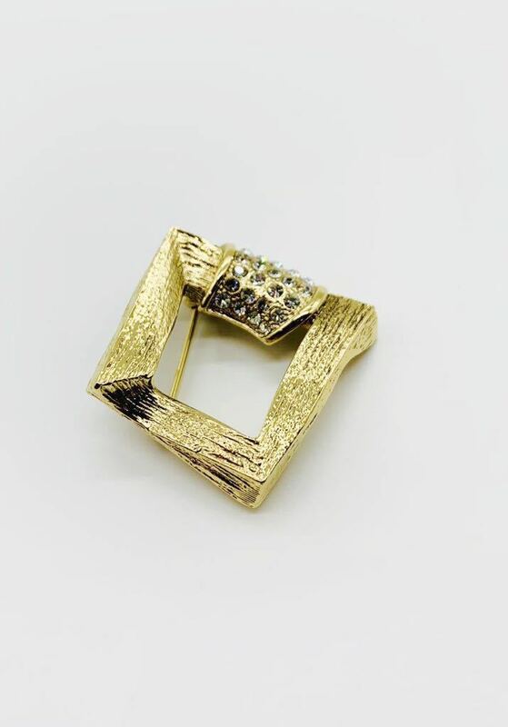 【美品】Yves Saint-Laurent イヴサンローラン ブローチ ラインストーン 金色 ゴールド スクエア YSL 刻印有