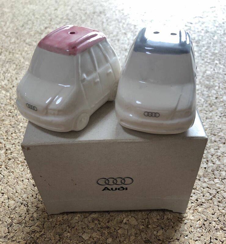 【非売品】Audi アウディ　車型ソルト&ペッパー陶器製　塩胡椒入れ