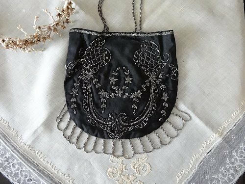 Grace アンティーク フランス 20世紀初頭 黒シルク地にカットスティールのフリンジバッグ