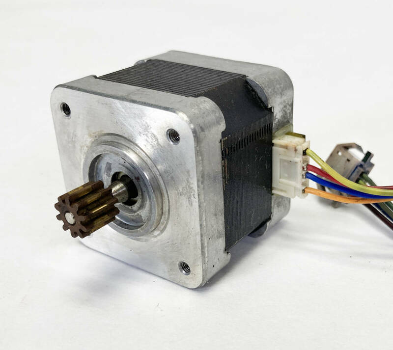 ステッピングモーター(Stepper motor) 17PU-H104-G2V　★中古品