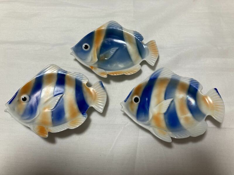 未使用☆お魚のお皿　3枚（サイズ約　たて9cm 横幅11、5cm）　MADE IN JAPAN