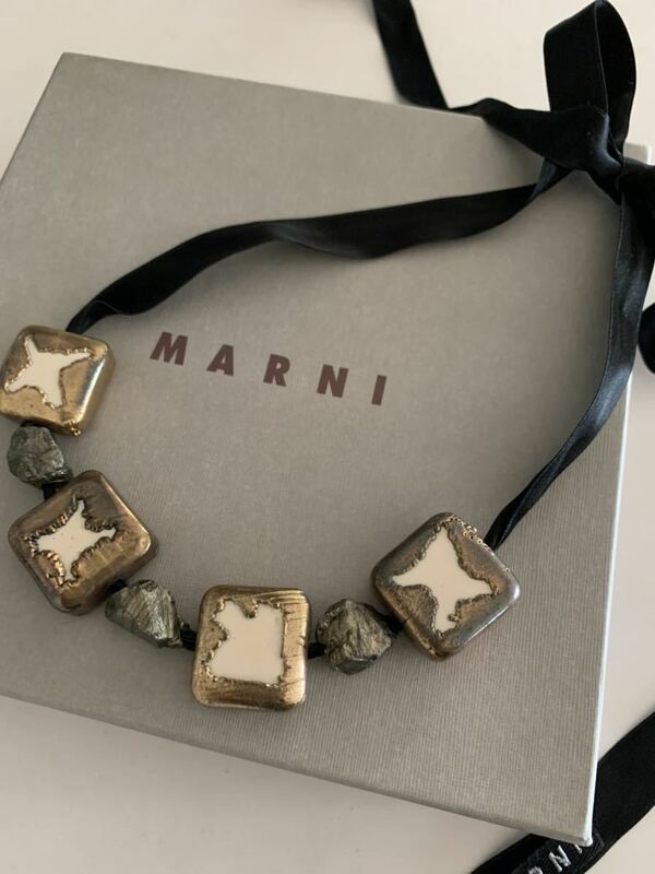 マルニ　メタル　ネックレス　オフホワイト　ゴールド　ガンメタル　リボン　MARNI アクセサリー　チョーカー