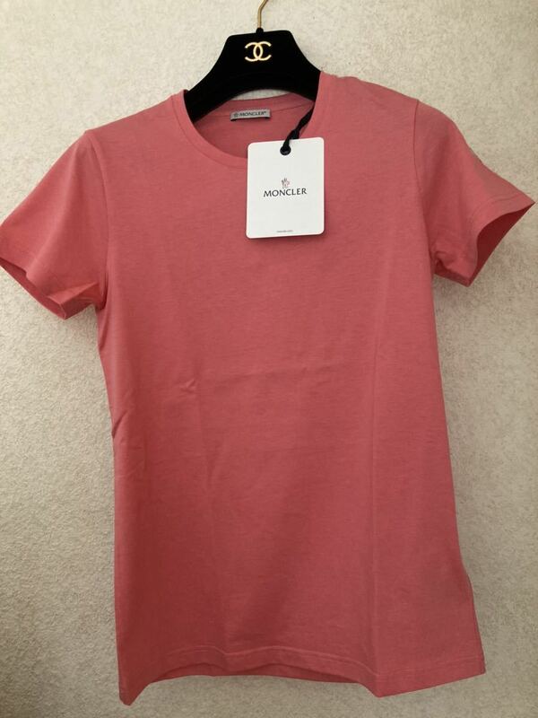 新品　モンクレール　ピンク　Tシャツ　袖口　ワッペン付き　半袖　サイズXS レディース　ポーチ　バッグ　ダウン　パリ正規店　　