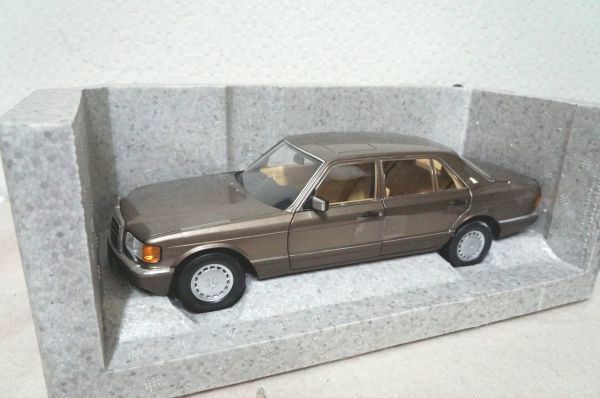 メルセデスベンツ 560SEL (1985-1991) 1/18 ミニカー