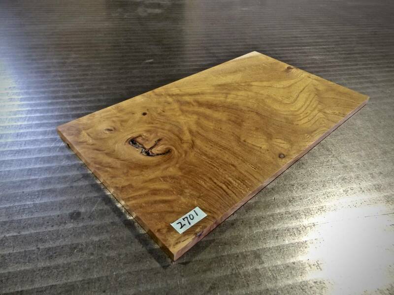 年輪が密な欅 （300×173×9）mm 1枚　乾燥済み 無垢一枚板 送料無料 [2701] ケヤキ けやき 木材 花台 チジミ杢 キヤンプ 道具 まな板 