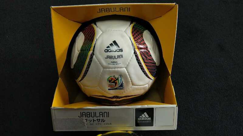 adidas(アディダス) ２０１０年ワールドカップ　ジャブラニ　フットサルボール 国際公認・検定球 ４号サイズ　JABULANI　送料無料