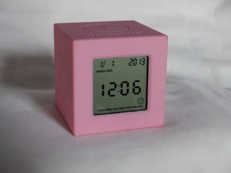 「マルチキュービック　クロック」　日付・時刻表示　　アラーム機能　　温度計機能　　カウントダウンタイマー機能　　　新品、未使用品