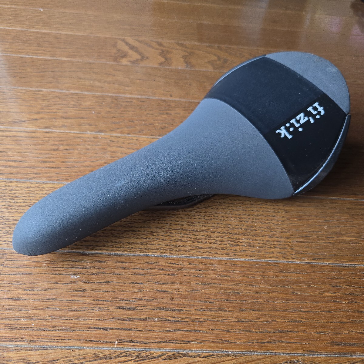 fizik ALIANTE カーボンベース&kiumレール R3レギュラー サドル　グレー　ブラック　お洒落　ロードバイク　クロスバイク 黒 アリアンテ