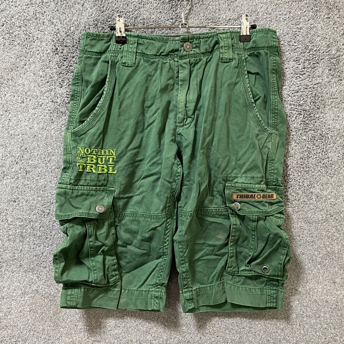 【E黒】TRIBAL GEAR トライバルギア カーゴパンツ サイズ31 グリーン 刺繍 ハーフパンツ メンズ ボトムス ストリート 最落なし