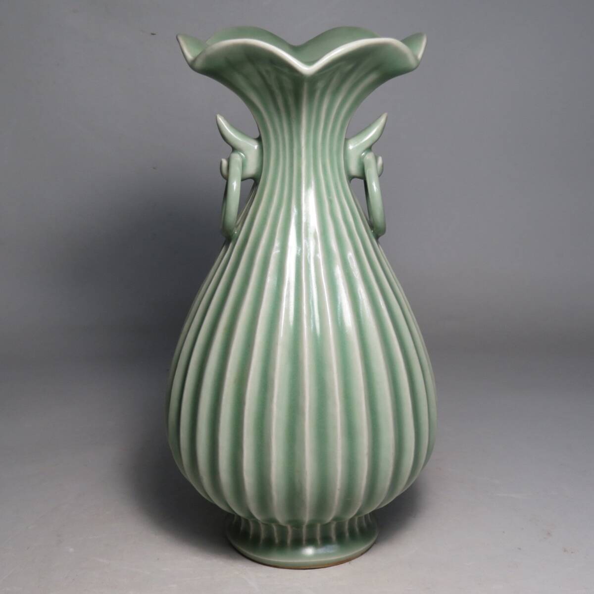 【東】 宋時代　青磁花口瓜稜瓶　双耳瓶　花瓶　中国美術/古美術・骨董品　lot:73107