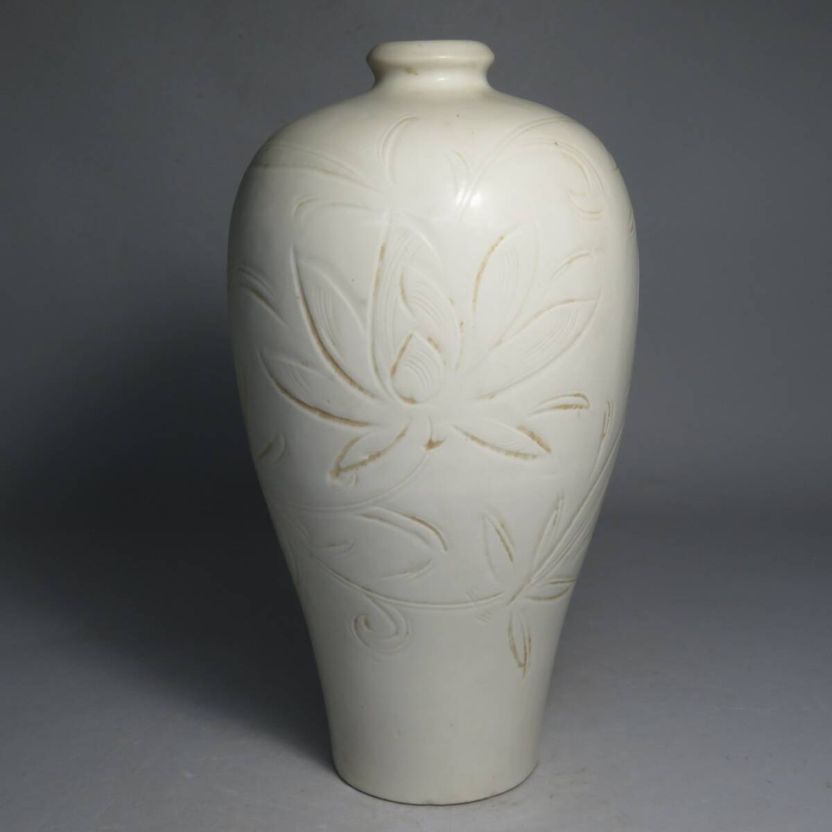 【東】宋時代　白釉刻蓮紋瓶　花瓶　中国美術/古美術・骨董品　lot:73117