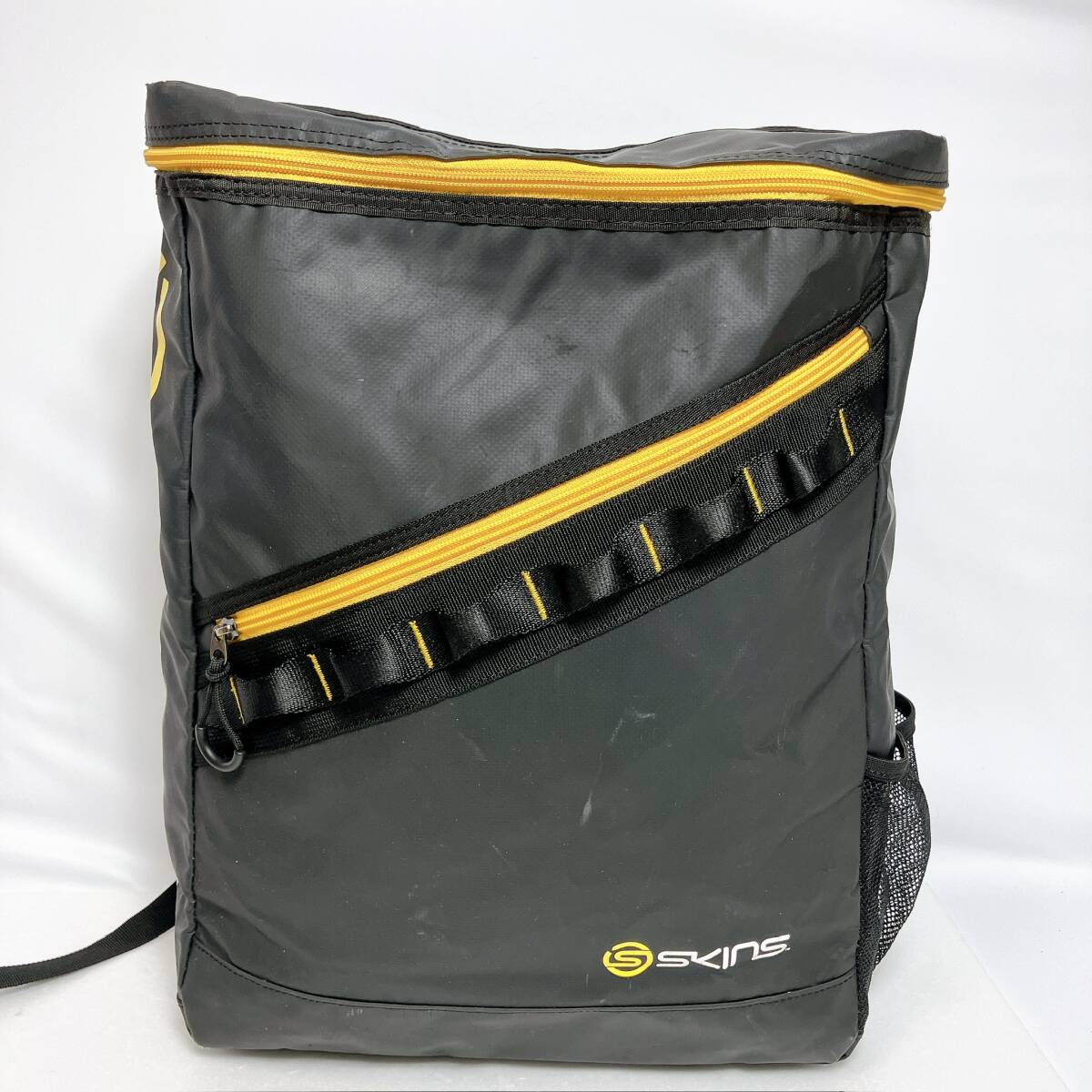 D1804◯ SKINS スキンズ リュックサック バックパック ブラック 黒 PVCバッグ 黄色 イエロー スクエア型 ナイロン SRY7601 デサント