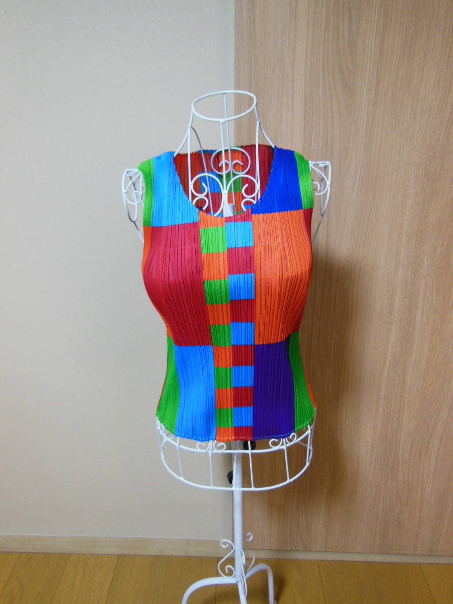 PLEATS PLEASE ISSEY MIYAKE プリーツプリーズ イッセイミヤケ マルチカラー ベスト 　ノースリーブ　サイズ３