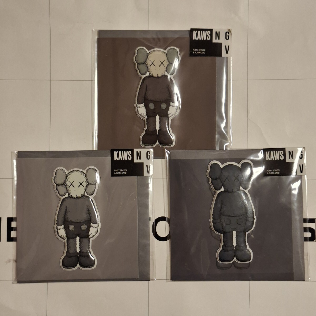【新品未使用】KAWS NGV パフィーステッカー＆グリーティングカード コンパニオン 3種セット カウズ Greeting Card & Puffy Sticker 