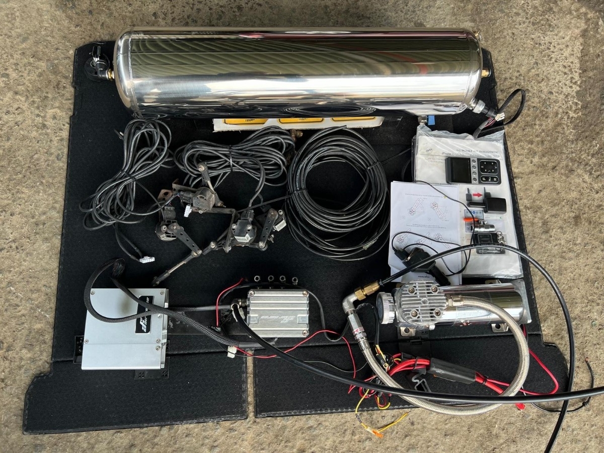 【美品】Air Force エアサス フルキット タンク VIAIRコンプレッサー 管理ECU 一式（※センサー配線1本にダメージあり）