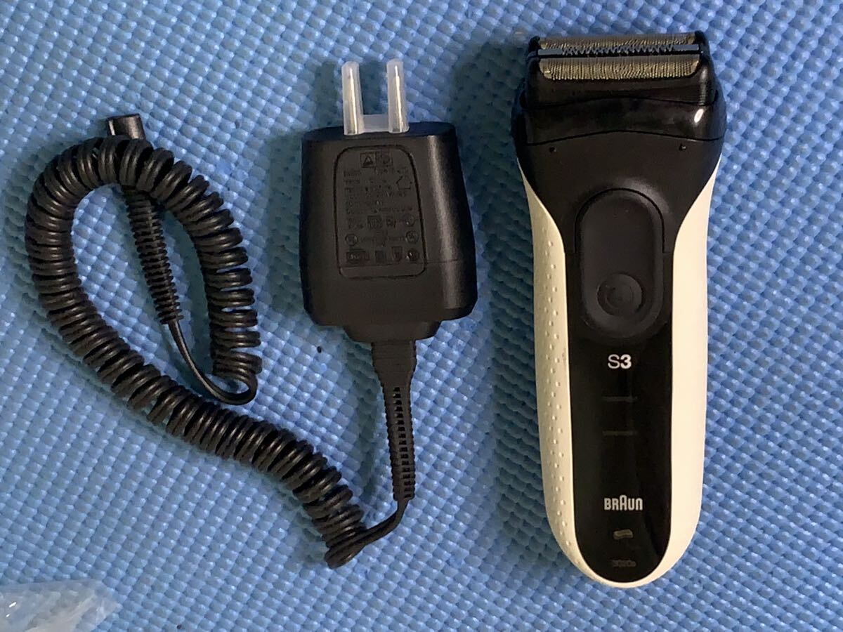 送料無料～（稼動品）BRAUN ブラウン　電気シェーバー S3 ブラック／ホワイト　(W-97）
