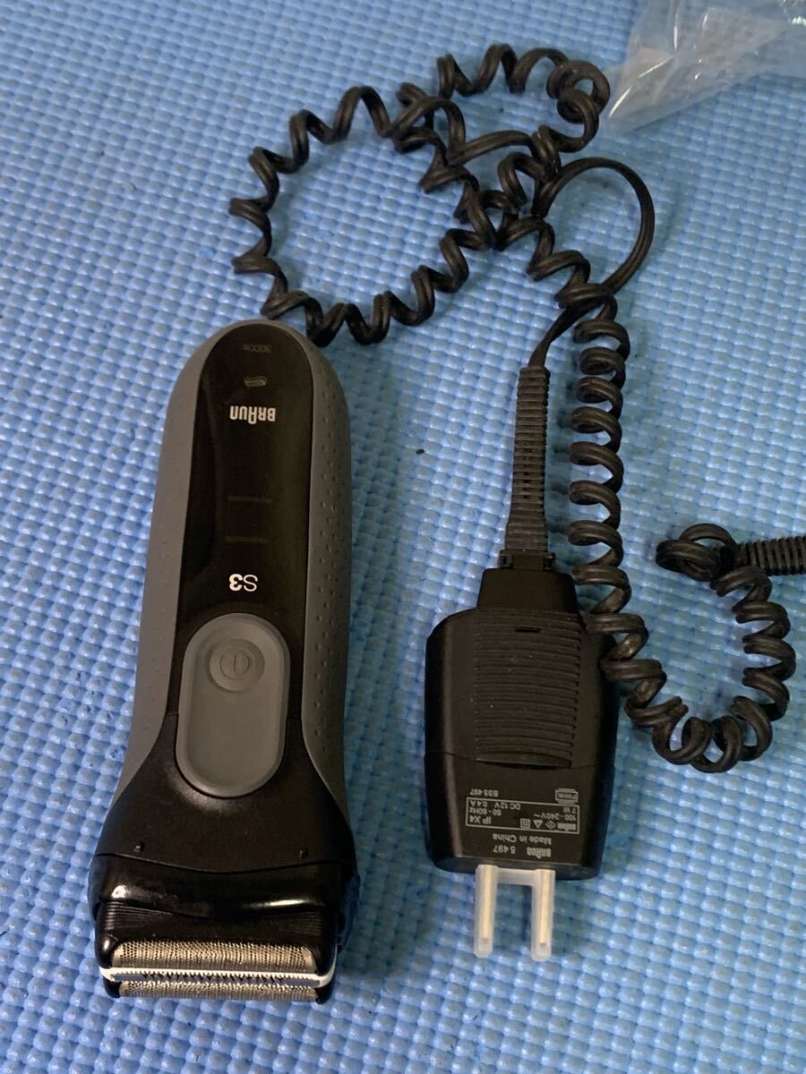 送料無料～（稼動品）BRAUN ブラウン　電気シェーバー リーズ3 3000S ブラック 丸ごと水洗い可（W-95)